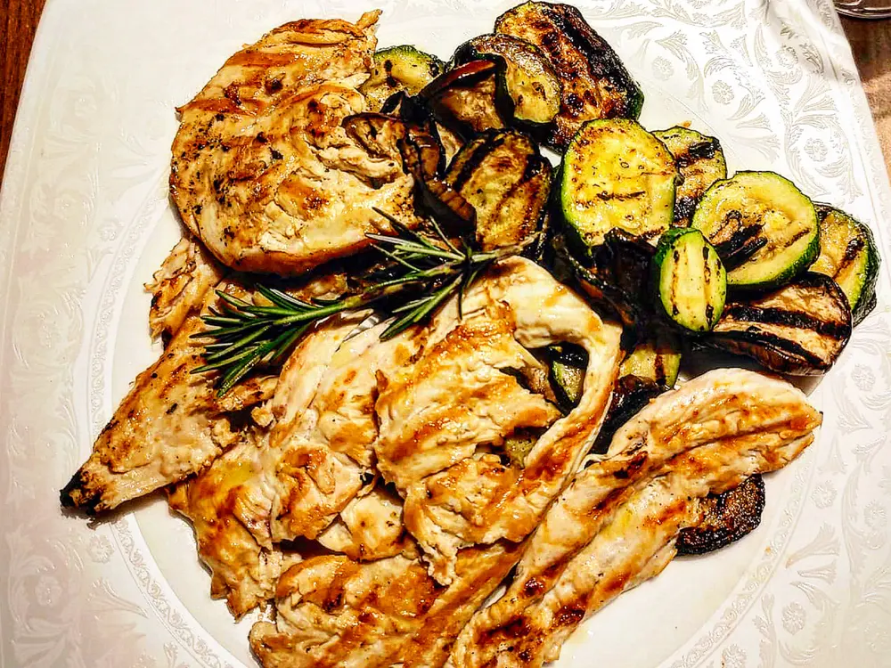 Petto di pollo grigliato con verdure alla griglia