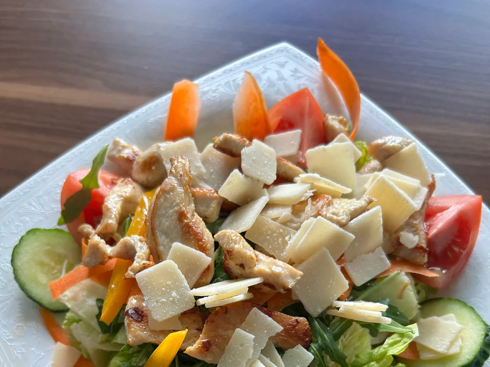 Insalata con petto di pollo grigliato